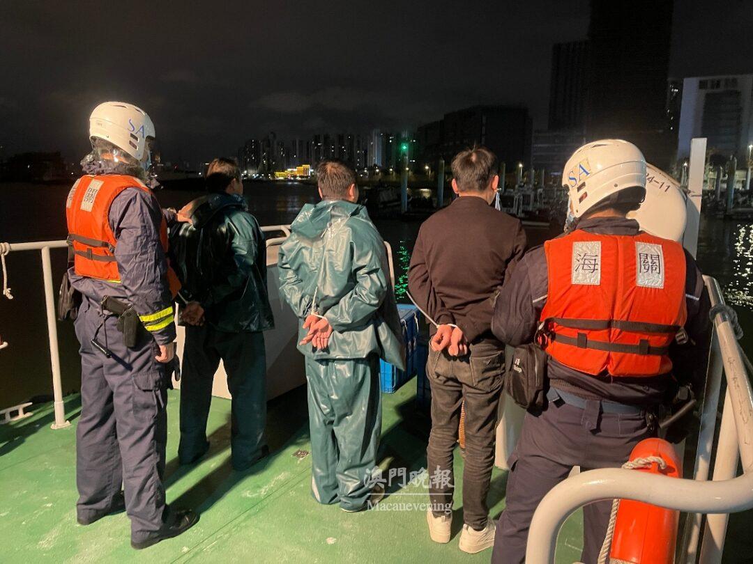 關員將船上3名涉案人士帶返海關調查 關員將船上3名涉案人士帶返海關調查