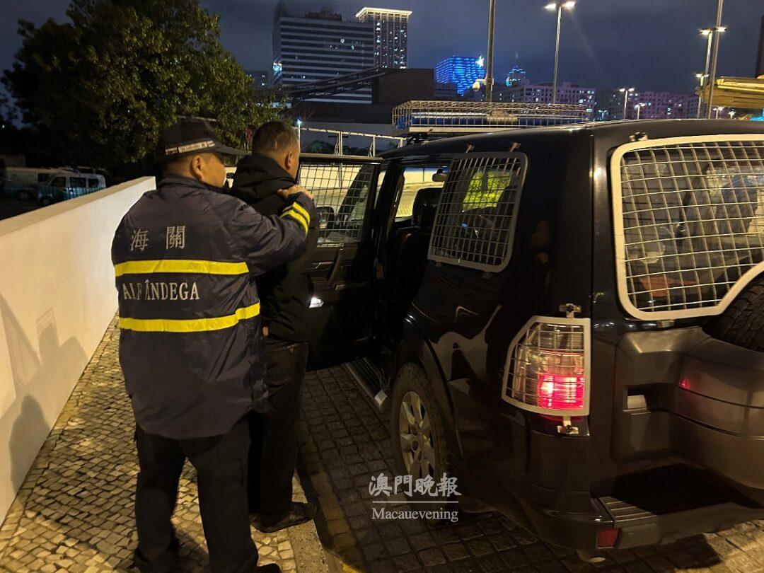 關員於岸上截獲1名非法入境人士 關員於岸上截獲1名非法入境人士