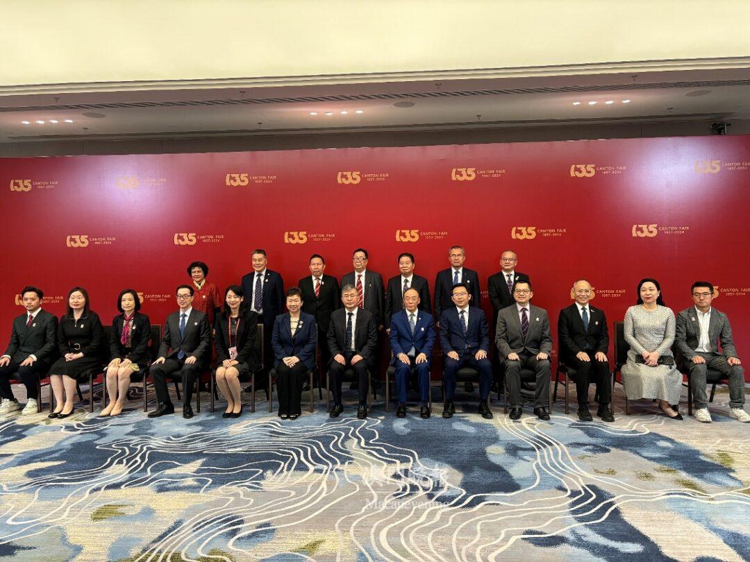 出席「第135屆中國進出口商品交易會」開幕招待會的嘉賓會面時合影 出席「第135屆中國進出口商品交易會」開幕招待會的嘉賓會面時合影