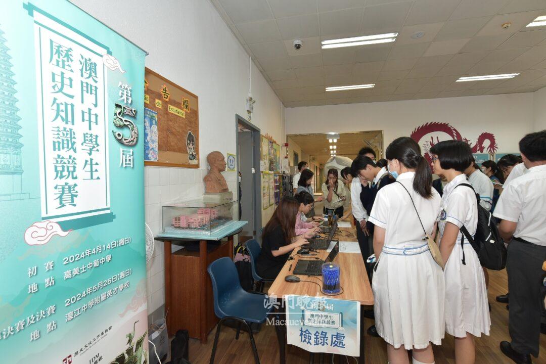 參賽學生進行檢錄 參賽學生進行檢錄