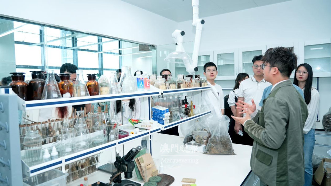 嘉賓現場參觀了解如何通過創新技術創造出可生物降解的環保材料