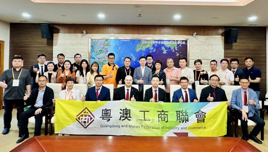 團員與政府代表合影 團員與政府代表合影