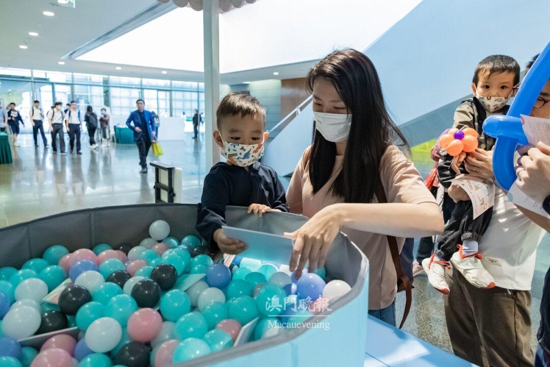 嬰幼兒親子一同參與帶來立體的閱讀體驗 嬰幼兒親子一同參與帶來立體的閱讀體驗