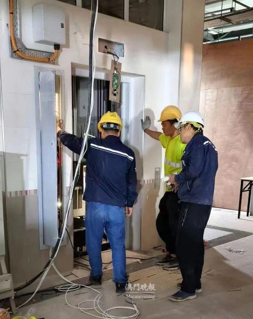 工作人員對升降機設備進行調試 工作人員對升降機設備進行調試