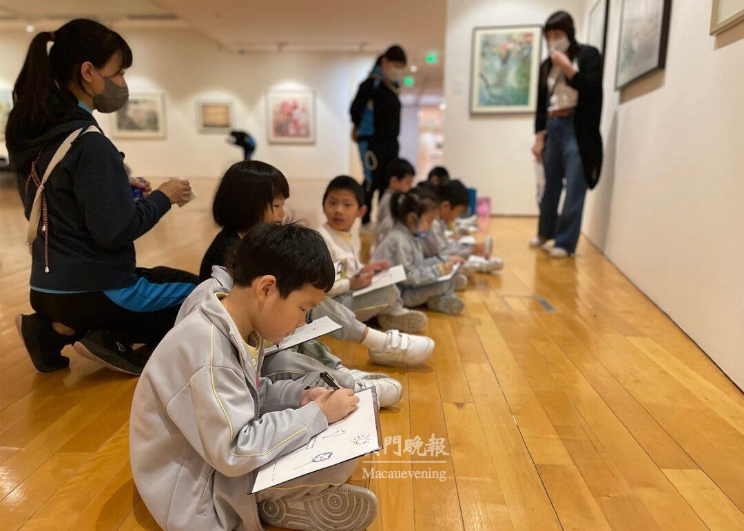 幼稚園學生在展場對畫練習速寫 幼稚園學生在展場對畫練習速寫