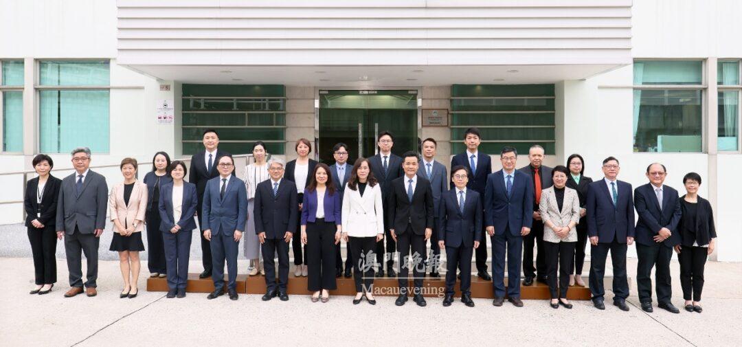 歐陽瑜司長、何鈺珊主任、羅奕龍局長、蔡炳祥局長與醫療專業委員會李展潤主席及成員合照留念 歐陽瑜司長、何鈺珊主任、羅奕龍局長、蔡炳祥局長與醫療專業委員會李展潤主席及成員合照留念