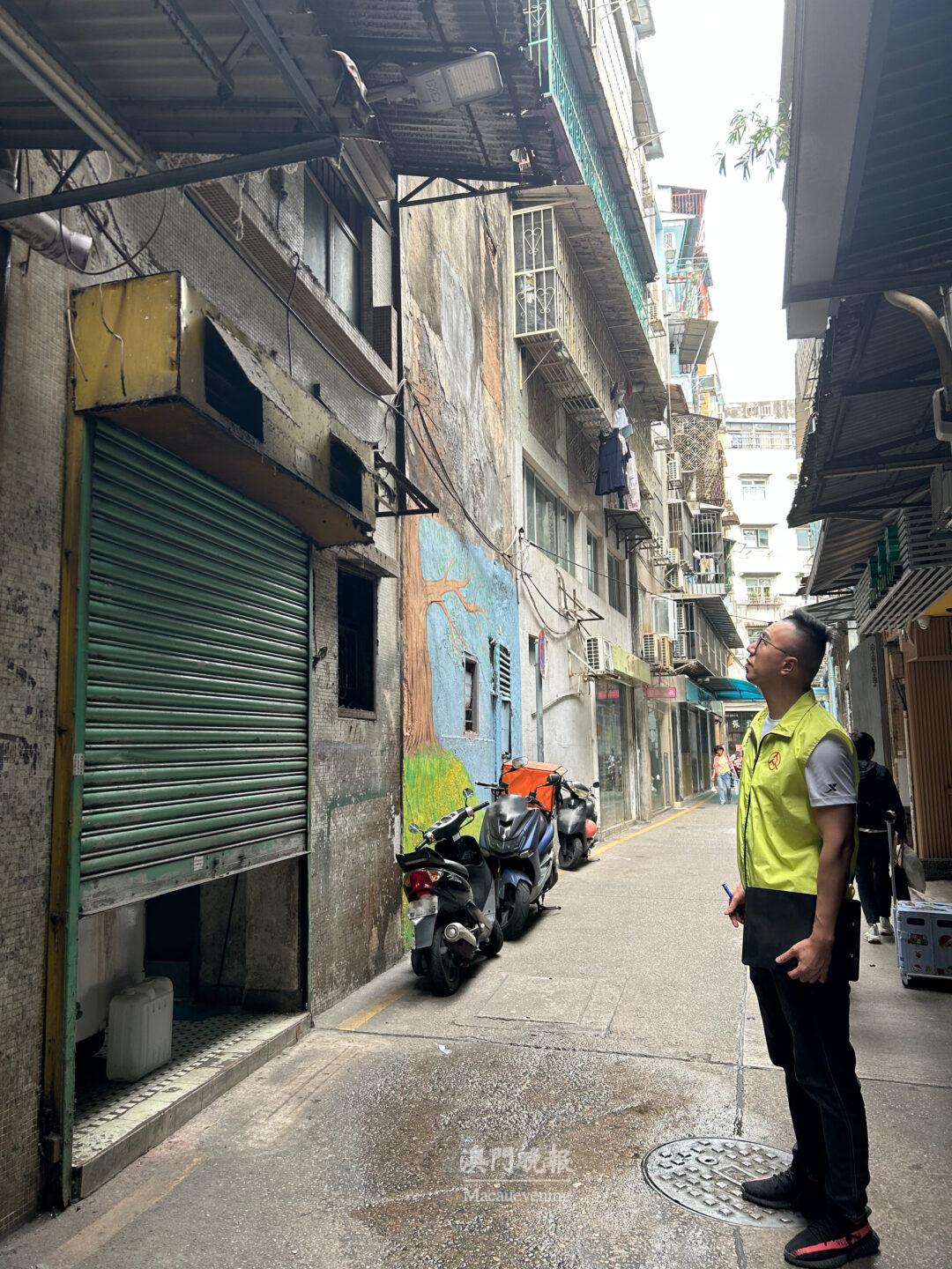 民建聯聯同居民走訪附近一帶，進一步與區內居民及商戶互動交流。