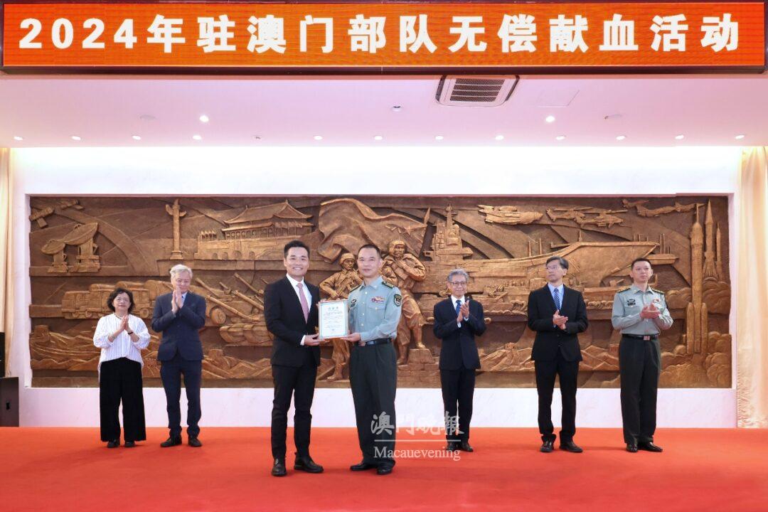 羅奕龍局長向駐澳部隊致送感謝狀 羅奕龍局長向駐澳部隊致送感謝狀