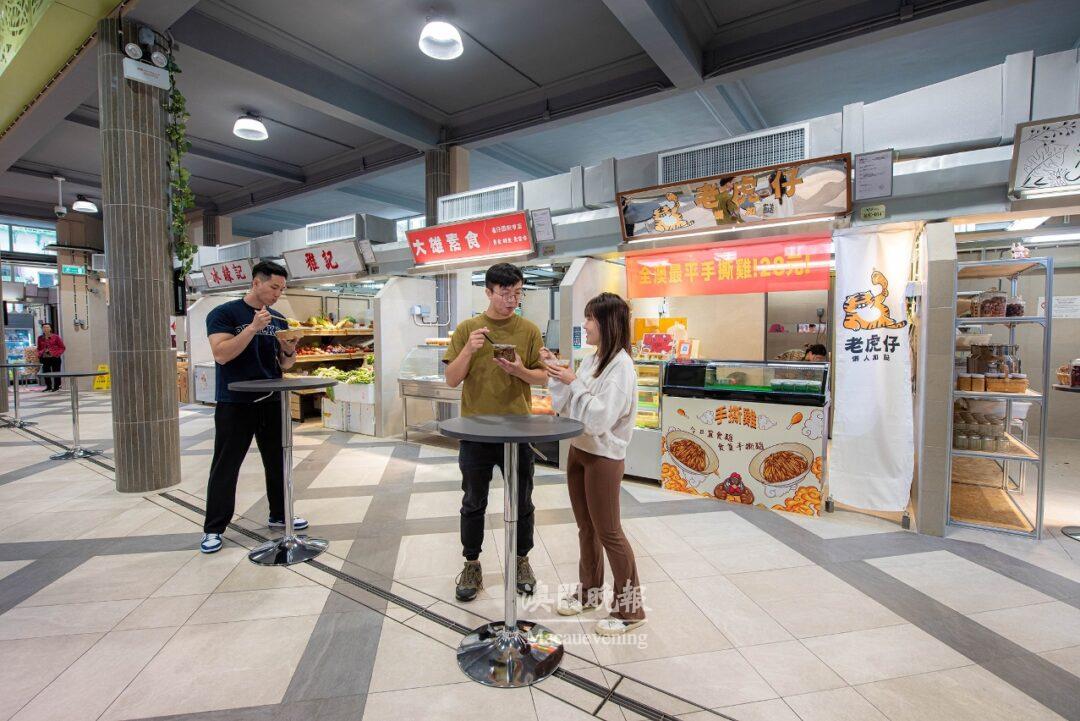 街市中庭亦設置了高身吧枱，方便消費者駐足享用小食。