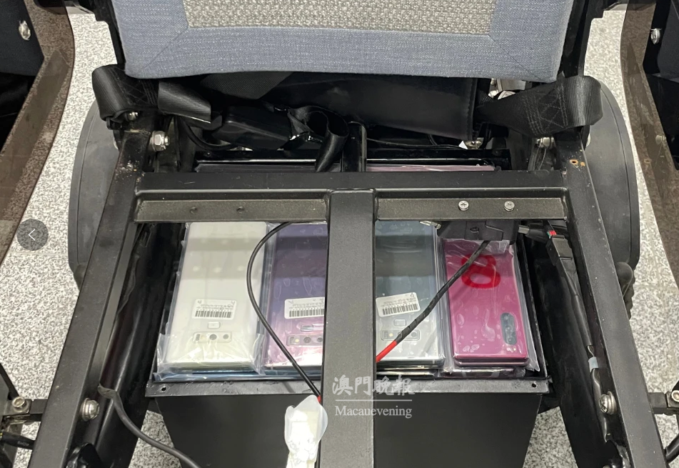 輪椅坐墊下方的電池箱內發現手機176台 輪椅坐墊下方的電池箱內發現手機176台