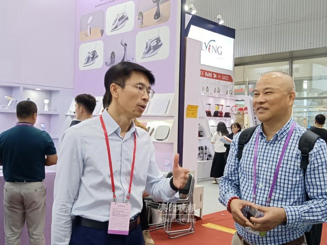 黃中堅與參展商交談 黃中堅與參展商交談